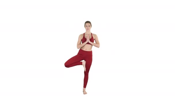 Mujer joven practicando yoga, de pie en Utthita Hasta Padangustasana ejercicio, Extended Hand to Big Toe pose sobre fondo blanco . — Vídeo de stock