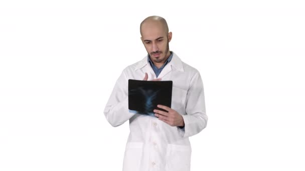 Doktor zkoumá plicní radiografii při chůzi na bílém pozadí. — Stock video