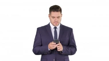 İş adamı beyaz arka planda telefonla mesaj gönderiyor..