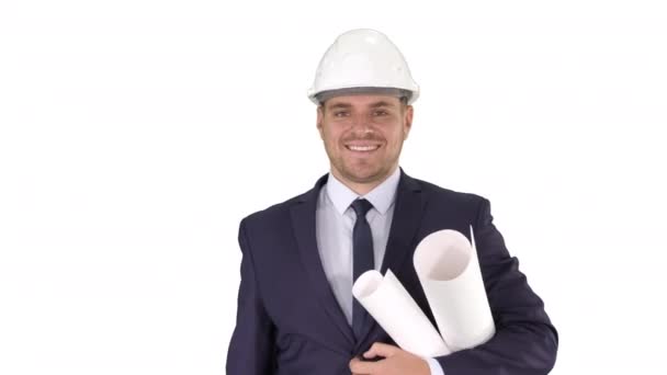 Посмішка архітектора або інженера, який ходить, зберігаючи в руках концепцію праці на білому фоні.. — стокове відео