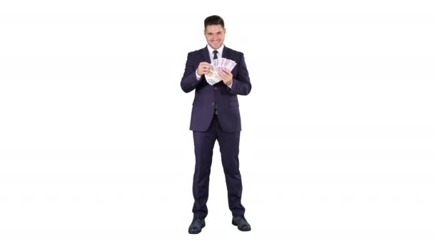 Hombre de negocios mostrando billetes en euros sonriendo sobre fondo blanco . — Vídeo de stock