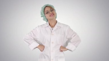Degrade arka planda kalçalarda eller ile kadın Geek doktor.