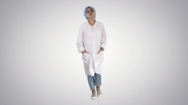 Degrade arka planda üniforma yürüyüş ciddi Kafkas genç kadın.