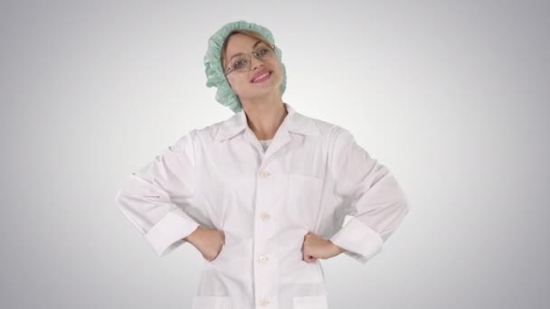 Женщина-гик доктор с руками на бедрах на градиентном фоне . — стоковое видео