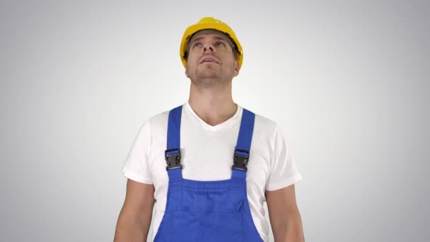 Verbaasd bouwer aannemer toont thumbs up gelukkig over het resultaat van zijn werk op gradient achtergrond. — Stockvideo