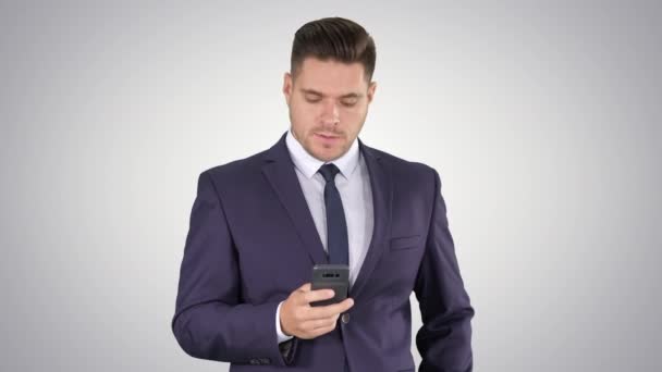 Ernstige bezorgd zakenman proberen om iemand te bellen en cant get via oproep mislukt op gradient achtergrond. — Stockvideo
