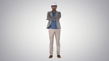 Kendine güvenen inşaat mühendisi mimar genç adam kask el degrade arka planda katlanmış.
