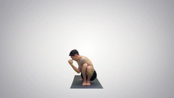 Joven haciendo squat con twist y bend yoga sobre fondo degradado. — Vídeos de Stock