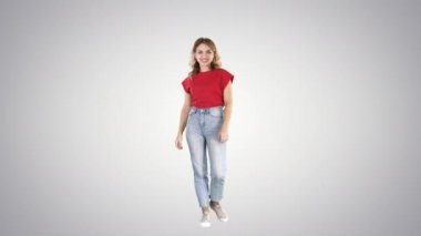 Güzel genç kadın kendini yansıtma görünümlü degrade arka planda onu görünüm kontrol.