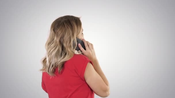 Mulher falando ao telefone no fundo gradiente. — Vídeo de Stock