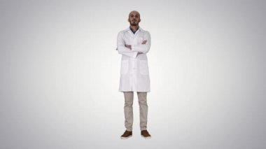 Ciddi Arap Doktor olgun erkek degrade arka planda Çapraz kollar.