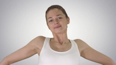 Memnuniyet duyan, kollarını uzatan genç bir kadın, değişken arka planda yürüyor..