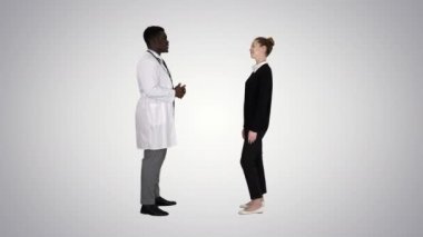 Eğilim geçmişi olan bir hastayla tanışıklığı olan doktor..