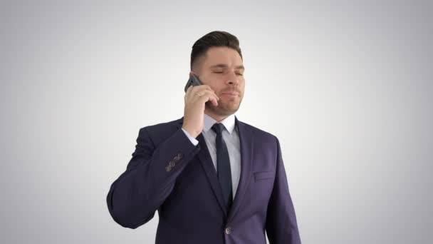 Persona de negocios caucásica responder a varias llamadas siendo grave y concentrado en el fondo gradiente . — Vídeos de Stock