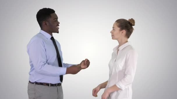 Empresário afro-americano explicando algo para seu colega em gradiente de fundo . — Vídeo de Stock