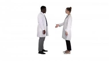 İki genç doktor beyaz arka planda el sıkışıyor..