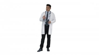Doktor, beyaz arkaplan üzerine Hasta, Resepsiyon ya da Metin Raporu okuyor.