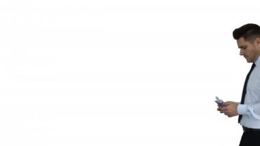 İşadamı beyaz arka planda para sayıyor.