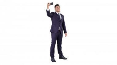 İş adamı beyaz arka planda selfie çekiyor.