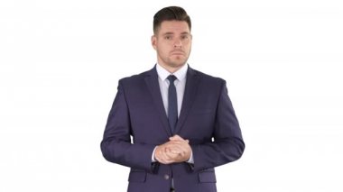 Gülümseyen işadamı beyaz arka planda el çırpıyor.