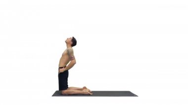 Sportif genç adam, yoga, Pilates veya fitness eğitimi, Asana ushtrasana, Ustrasana veya Camel Standing beyaz arka planda ayakta çalışma.