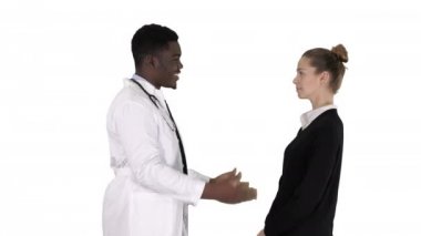 Doktor beyaz arka plandaki bir hastaya iyi haberler veriyor..