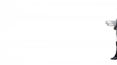 Beyaz arka planda yürürken cep telefonuyla konuşan iş adamı bilgisayar bilimcisi.