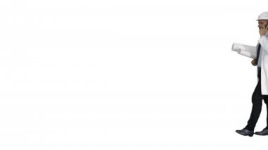 Başarılı mimar cep telefonuyla konuşuyor ve beyaz arka planda yürüyor..