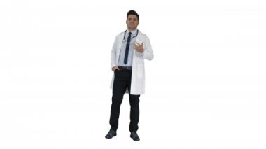 Arkadaş canlısı ve oyuncu bir erkek doktor ve beyaz arka planda kameraya konuşan kendine güvenen biri..