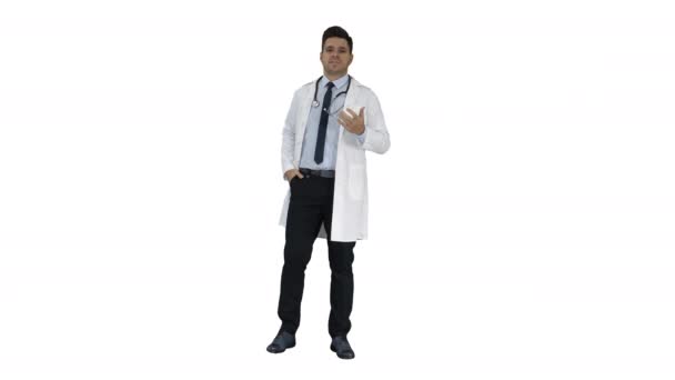 Amichevole e giocoso medico maschio e fiducioso parlando con la fotocamera su sfondo bianco. — Video Stock