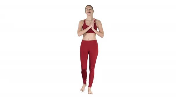 Mooie jonge yoga-instructeur te praten met de camera op witte achtergrond. — Stockvideo