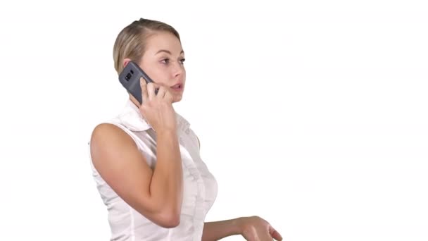Чарівна бізнес-леді дзвонить з мобільним телефоном, стоячи на білому тлі . — стокове відео