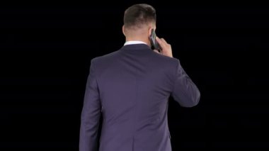 Alpha Channel 'da cep telefonuyla konuşan yürüyen bir iş adamı.