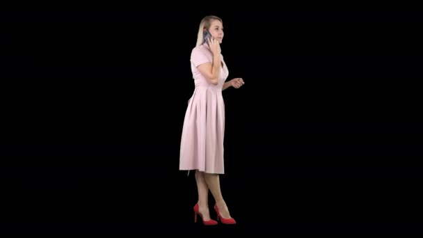 Bella ragazza in abito rosa al telefono, Alpha Channel — Video Stock