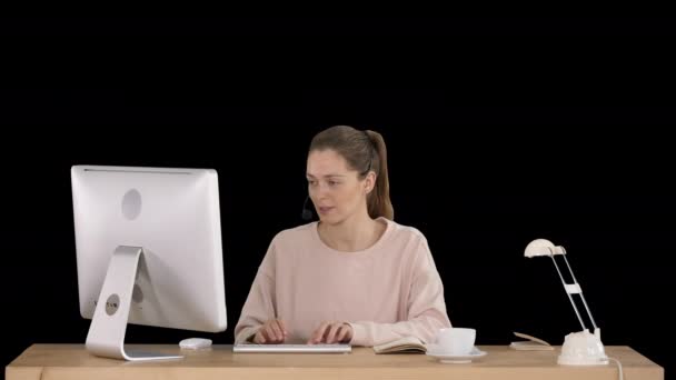 Bella giovane donna casual che indossa auricolari che lavorano sul computer, Alpha Channel — Video Stock