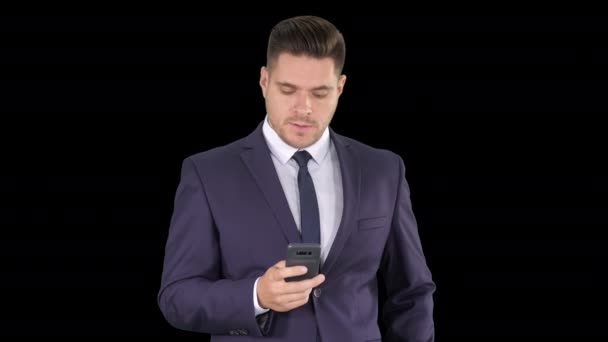 Serieuze bezorgde zakenman probeert iemand te bellen en kan niet door Call komen mislukt, Alpha Channel — Stockvideo