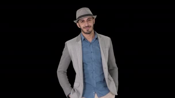 Jovem turista asiático homem usando chapéu andando com as mãos nos bolsos, Alpha Channel — Vídeo de Stock