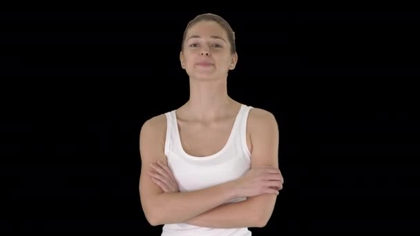 Usmívající se sportovní žena kráčí se založenýma rukama, Alpha Channel — Stock video