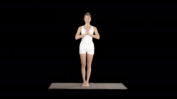 Genç Yoga kadın ayakta meditasyon, alfa kanal — Stok video