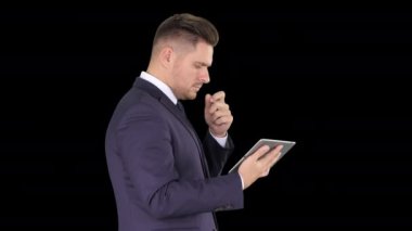 Akıllı kıdemli işadamı bir teknoloji tablet kullanarak, Alpha Channel