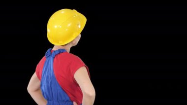 Mühendis inşaat işçisi kadın kameraya dönüp gülümsüyor, Alfa Kanalı.