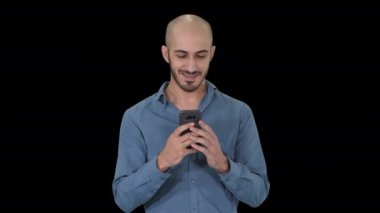 Gündelik Adam Cep Telefonu Kullanarak Mesaj Yazma, Alpha Kanal