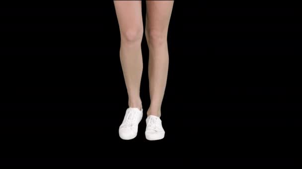 Γυναικεία πόδια σε λευκά αθλητικά παπούτσια με τα πόδια, κανάλι άλφα — Αρχείο Βίντεο