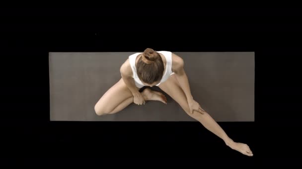 Vrouw vouwen benen in Lotus pose, alfakanaal — Stockvideo