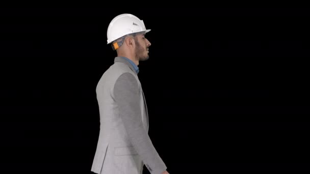 Architekt v bílé helmě chůze, Alpha Channel — Stock video
