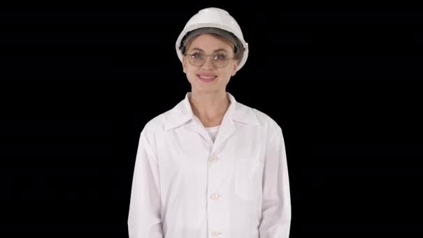 Професійна жінка в лабораторному пальто і білий твердий капелюх ходять і посміхаються, Альфа Канал — стокове відео