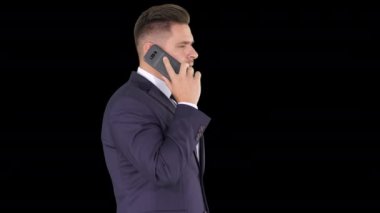 Alpha Channel 'da iş adamı konuşuyor.