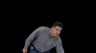 İş için hazır erkek müteahhit. Aletleri olan sıradan bir adam içeri girer, etrafa bakar ve işe hazır olmak için olumlu bir jest yapar, Alfa Kanalı.