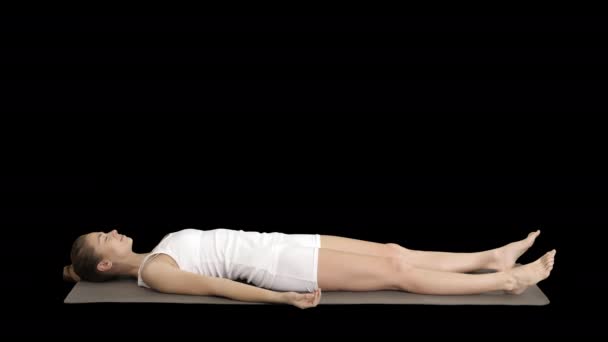 Медитация йоги, лежащая на коврике с закрытыми глазами, канал Альфа — стоковое видео