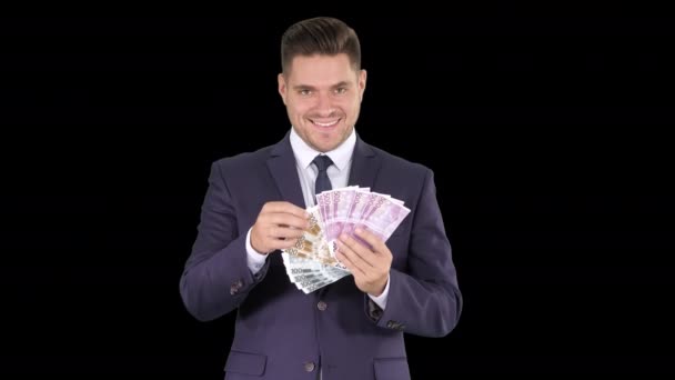 Homem de negócios mostrando as notas de euro sorrindo, Canal Alfa — Vídeo de Stock